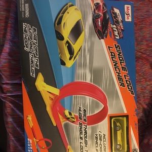 Maisto fresh metal 100 collection single loop launcher with pack of hot wheels